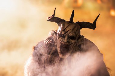 Noel şeytanları. Krampus alevler içinde. Friuli dağlarının doğum geleneği - 18 Kasım 2023
