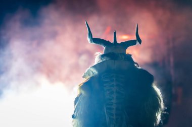 Noel şeytanları. Krampus alevler içinde. Friuli dağlarının doğum geleneği - 18 Kasım 2023