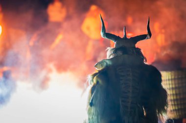 Noel şeytanları. Krampus alevler içinde. Friuli dağlarının doğum geleneği - 18 Kasım 2023