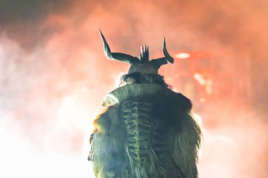 Noel şeytanları. Krampus alevler içinde. Friuli dağlarının doğum geleneği - 18 Kasım 2023