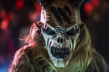 Noel şeytanları. Krampus alevler içinde. Friuli dağlarının doğum geleneği - 18 Kasım 2023