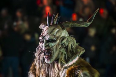 Noel şeytanları. Krampus alevler içinde. Friuli dağlarının doğum geleneği - 18 Kasım 2023