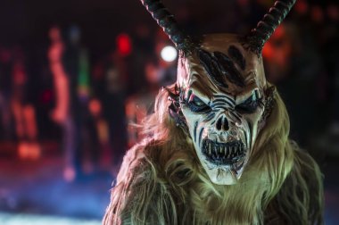 Noel şeytanları. Krampus alevler içinde. Friuli dağlarının doğum geleneği - 18 Kasım 2023
