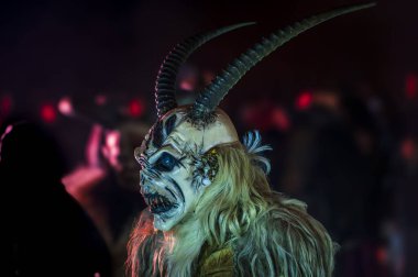 Noel şeytanları. Krampus alevler içinde. Friuli dağlarının doğum geleneği - 18 Kasım 2023