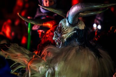Noel şeytanları. Krampus alevler içinde. Friuli dağlarının doğum geleneği - 18 Kasım 2023