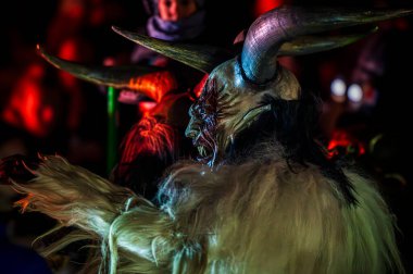 Noel şeytanları. Krampus alevler içinde. Friuli dağlarının doğum geleneği - 18 Kasım 2023