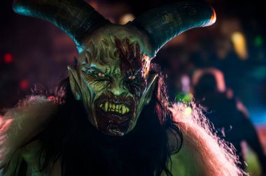 Noel şeytanları. Krampus alevler içinde. Friuli dağlarının doğum geleneği - 18 Kasım 2023