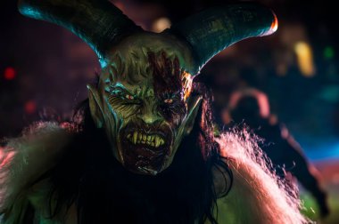 Noel şeytanları. Krampus alevler içinde. Friuli dağlarının doğum geleneği - 18 Kasım 2023