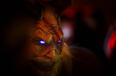 Noel şeytanları. Krampus alevler içinde. Friuli dağlarının doğum geleneği - 18 Kasım 2023