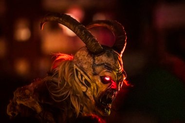 Noel şeytanları. Krampus alevler içinde. Friuli dağlarının doğum geleneği - 18 Kasım 2023