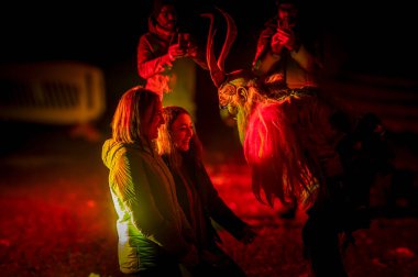 Noel şeytanları ve kadınlar. Krampus alevler içinde. Friuli dağlarının doğum geleneği - 18 Kasım 2023