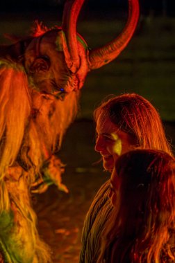 Noel şeytanları ve kadınlar. Krampus alevler içinde. Friuli dağlarının doğum geleneği - 18 Kasım 2023