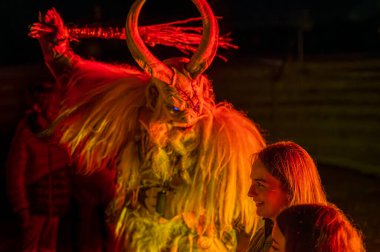Noel şeytanları ve kadınlar. Krampus alevler içinde. Friuli dağlarının doğum geleneği - 18 Kasım 2023
