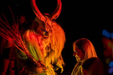 Noel şeytanları ve kadınlar. Krampus alevler içinde. Friuli dağlarının doğum geleneği - 18 Kasım 2023