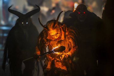 Noel şeytanları. Krampus alevler içinde. Friuli dağlarının doğum geleneği - 18 Kasım 2023