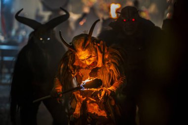Noel şeytanları. Krampus alevler içinde. Friuli dağlarının doğum geleneği - 18 Kasım 2023