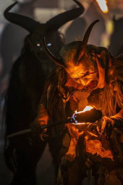 Noel şeytanları. Krampus alevler içinde. Friuli dağlarının doğum geleneği - 18 Kasım 2023