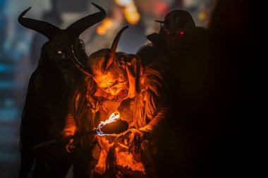 Noel şeytanları. Krampus alevler içinde. Friuli dağlarının doğum geleneği - 18 Kasım 2023