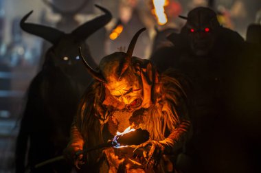 Noel şeytanları. Krampus alevler içinde. Friuli dağlarının doğum geleneği - 18 Kasım 2023