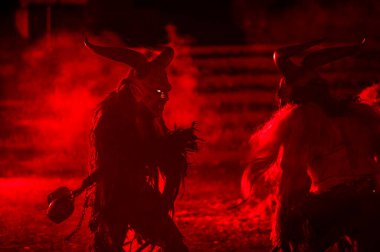 Noel şeytanları. Krampus alevler içinde. Friuli dağlarının doğum geleneği - 18 Kasım 2023