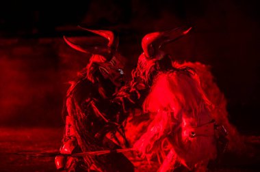Noel şeytanları. Krampus alevler içinde. Friuli dağlarının doğum geleneği - 18 Kasım 2023