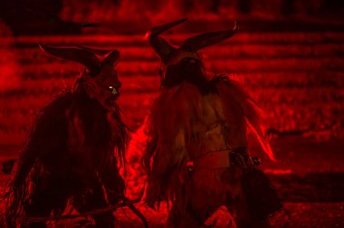 Noel şeytanları. Krampus alevler içinde. Friuli dağlarının doğum geleneği - 18 Kasım 2023