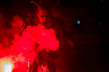 Noel şeytanları. Krampus alevler içinde. Friuli dağlarının doğum geleneği - 18 Kasım 2023