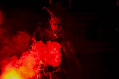 Noel şeytanları. Krampus alevler içinde. Friuli dağlarının doğum geleneği - 18 Kasım 2023