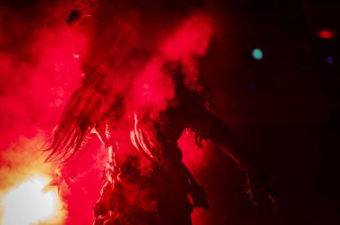 Noel şeytanları. Krampus alevler içinde. Friuli dağlarının doğum geleneği - 18 Kasım 2023