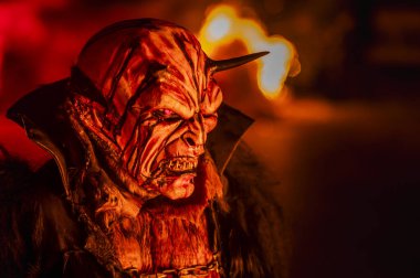 Noel şeytanları. Krampus alevler içinde. Friuli dağlarının doğum geleneği - 18 Kasım 2023