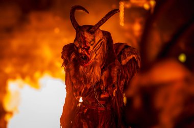 Noel şeytanları. Krampus alevler içinde. Friuli dağlarının doğum geleneği - 18 Kasım 2023