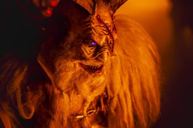 Noel şeytanları. Krampus alevler içinde. Friuli dağlarının doğum geleneği - 18 Kasım 2023