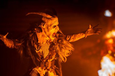 Noel şeytanları. Krampus alevler içinde. Friuli dağlarının doğum geleneği - 18 Kasım 2023