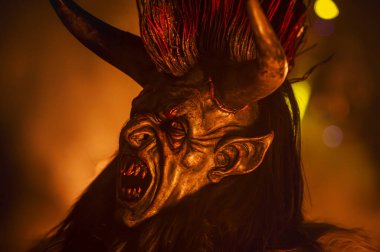 Noel şeytanları. Krampus alevler içinde. Friuli dağlarının doğum geleneği - 18 Kasım 2023