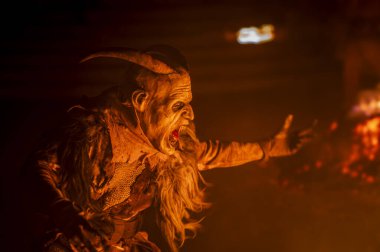 Noel şeytanları. Krampus alevler içinde. Friuli dağlarının doğum geleneği - 18 Kasım 2023