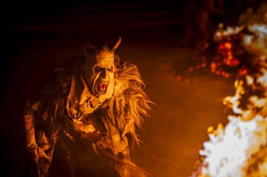 Noel şeytanları. Krampus alevler içinde. Friuli dağlarının doğum geleneği - 18 Kasım 2023