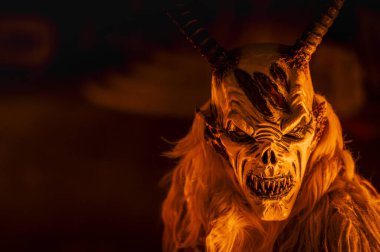 Noel şeytanları. Krampus alevler içinde. Friuli dağlarının doğum geleneği - 18 Kasım 2023
