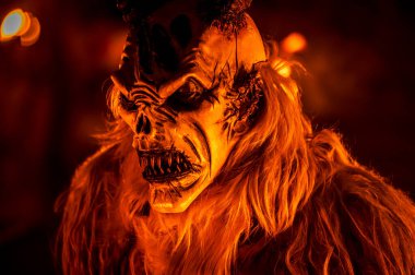Noel şeytanları. Krampus alevler içinde. Friuli dağlarının doğum geleneği - 18 Kasım 2023