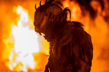 Noel şeytanları. Krampus alevler içinde. Friuli dağlarının doğum geleneği - 18 Kasım 2023