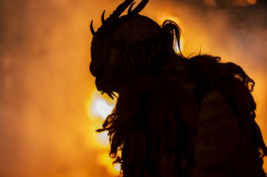 Noel şeytanları. Krampus alevler içinde. Friuli dağlarının doğum geleneği - 18 Kasım 2023