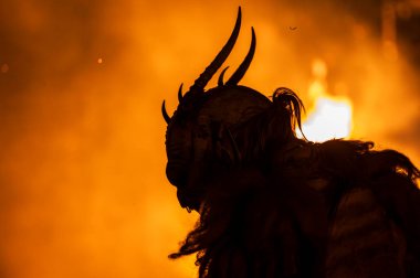 Noel şeytanları. Krampus alevler içinde. Friuli dağlarının doğum geleneği - 18 Kasım 2023