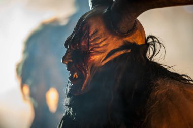 Noel şeytanları. Krampus alevler içinde. Friuli dağlarının doğum geleneği - 18 Kasım 2023