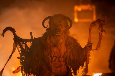 Noel şeytanları. Krampus alevler içinde. Friuli dağlarının doğum geleneği - 18 Kasım 2023
