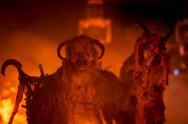 Noel şeytanları. Krampus alevler içinde. Friuli dağlarının doğum geleneği - 18 Kasım 2023