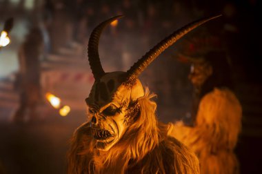 Noel şeytanları. Krampus alevler içinde. Friuli dağlarının doğum geleneği - 18 Kasım 2023