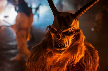 Noel şeytanları. Krampus alevler içinde. Friuli dağlarının doğum geleneği - 18 Kasım 2023