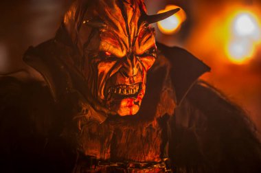 Noel şeytanları. Krampus alevler içinde. Friuli dağlarının doğum geleneği - 18 Kasım 2023
