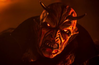 Noel şeytanları. Krampus alevler içinde. Friuli dağlarının doğum geleneği - 18 Kasım 2023
