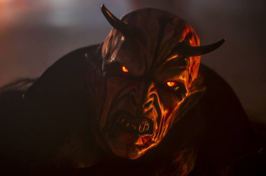 Noel şeytanları. Krampus alevler içinde. Friuli dağlarının doğum geleneği - 18 Kasım 2023