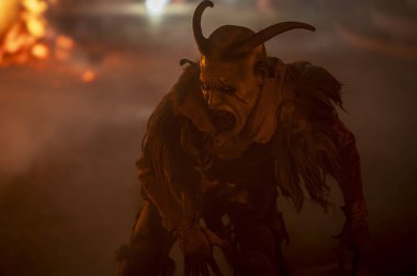Noel şeytanları. Krampus alevler içinde. Friuli dağlarının doğum geleneği - 18 Kasım 2023